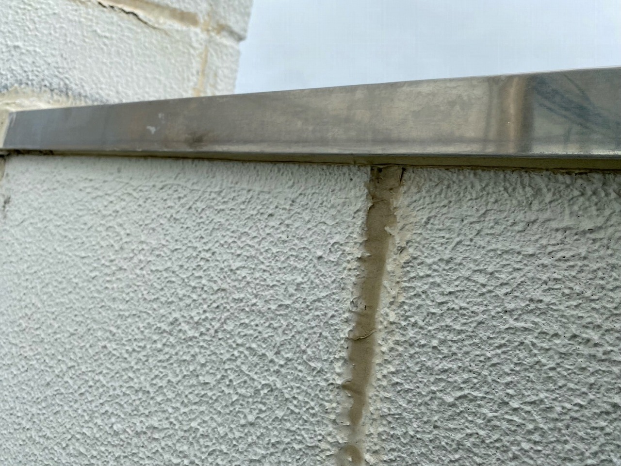 笠木下端に残された不適切なシーリング